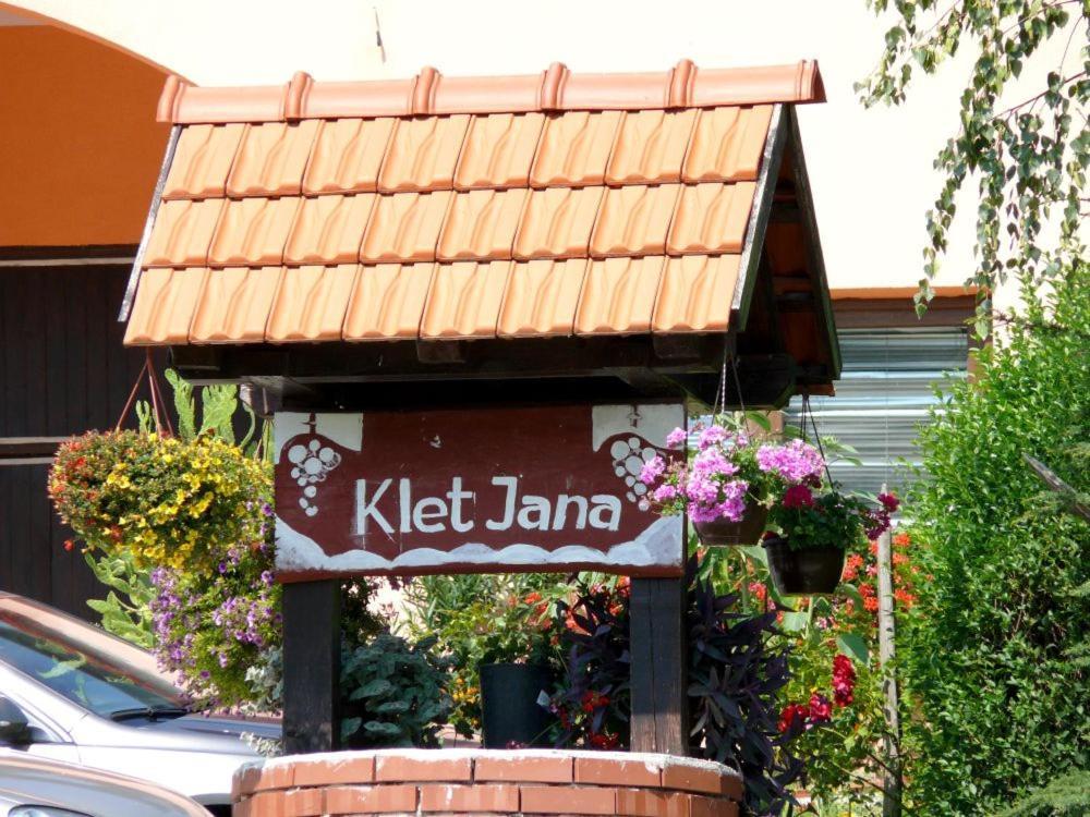 Klet Jana Bed & Breakfastヤストレバースコ エクステリア 写真